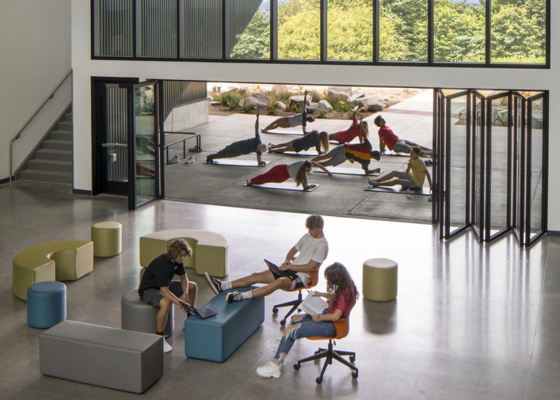 Discovery High School provides a multi-purpose space that supports physical movement, allows different ergonomic postures throughout the day, and seamlessly connects learners to the outdoors. Photo ©Lara Swimmer, courtesy DLR Group.